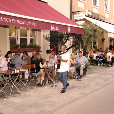 In unmittelbarer Nähe: griechische Taverne, daneben mexikanische Tapas-Bar, Ecke „Fallmerayerstraße/Herzogstraße“